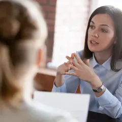 Skuteczne rozmowy negocjacyjne: przykłady i strategie z życia wzięte