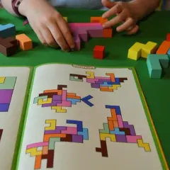 Graj w katamino online za darmo! Ponad 100 poziomów do rozwiązania.