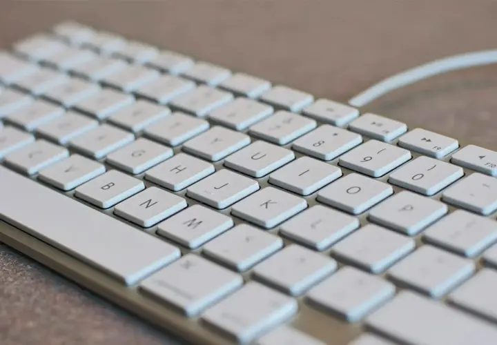 Klawiatura mechaniczna jak nowa? Skuteczne czyszczenie pod klawiszami