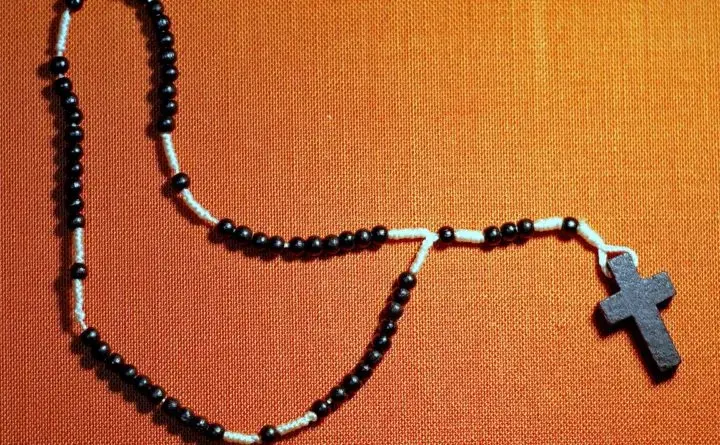 Legenda o różańcu: tajemnice i znaczenie w tradycji katolickiej