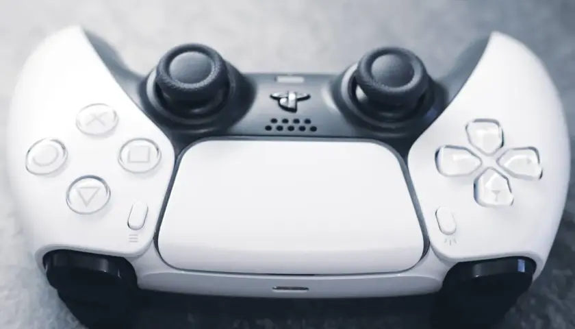 PS5 pionowo: Podstawka konieczna? Chroń konsolę przed awarią!