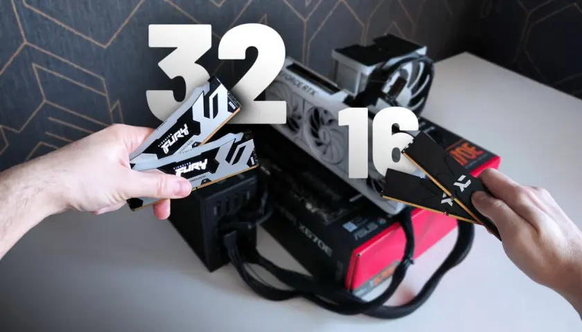 Dwie ręce trzymają kości RAM, obok części komputera. Czy 16GB RAM wystarczy do gier w obecnych czasach?