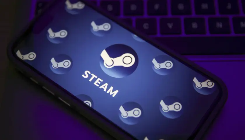 Telefon z logo Steam na ekranie, przygotowany na promocje Steam, kiedy startuje Summer i Winter Sale.