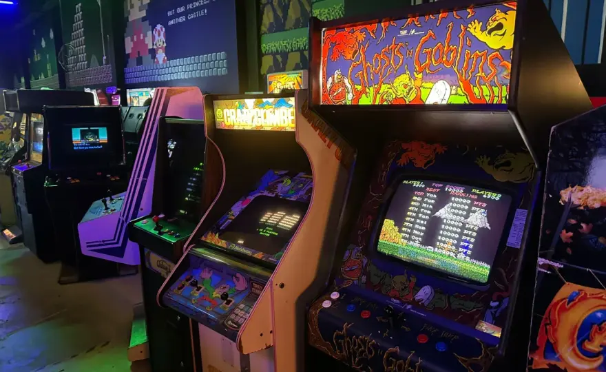 Gry arcade co to znaczy? Odkryj ich fascynujący świat i historię
