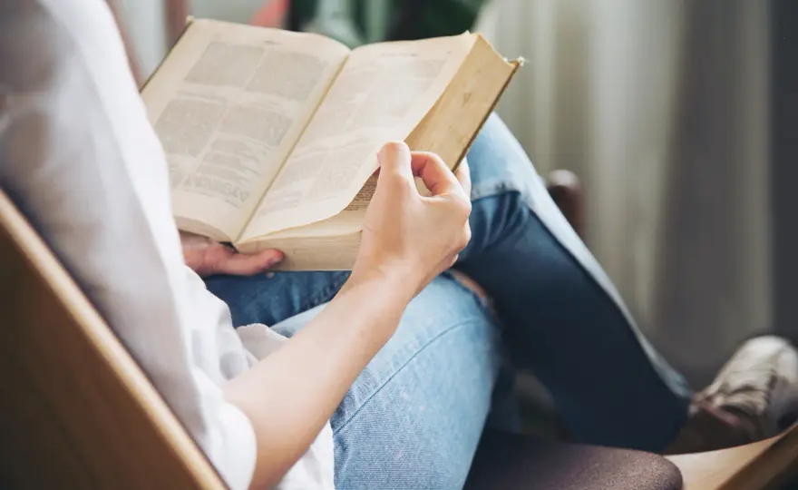 Korzyści płynące z czytania książek - Wpływ na umysł, emocje i życie codzienne
