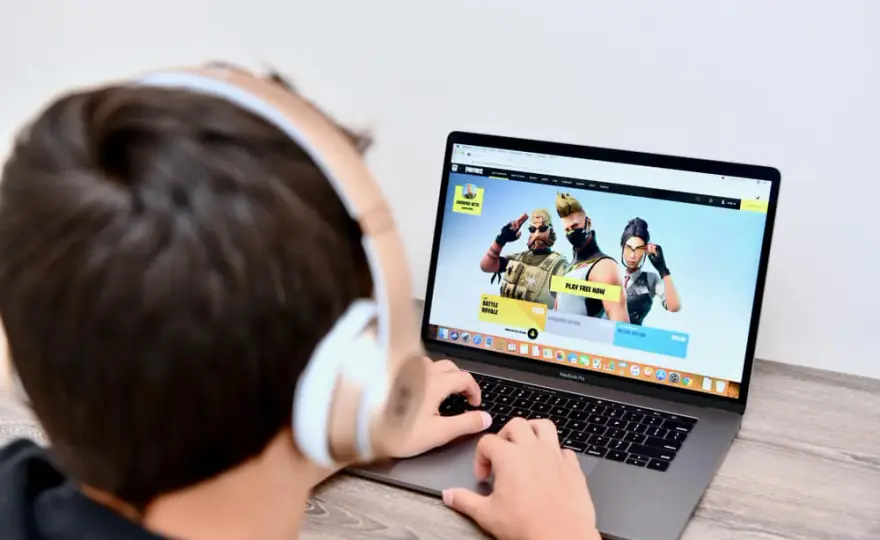 Czy na MacBooku można grać w gry? Odkryj ograniczenia i możliwości