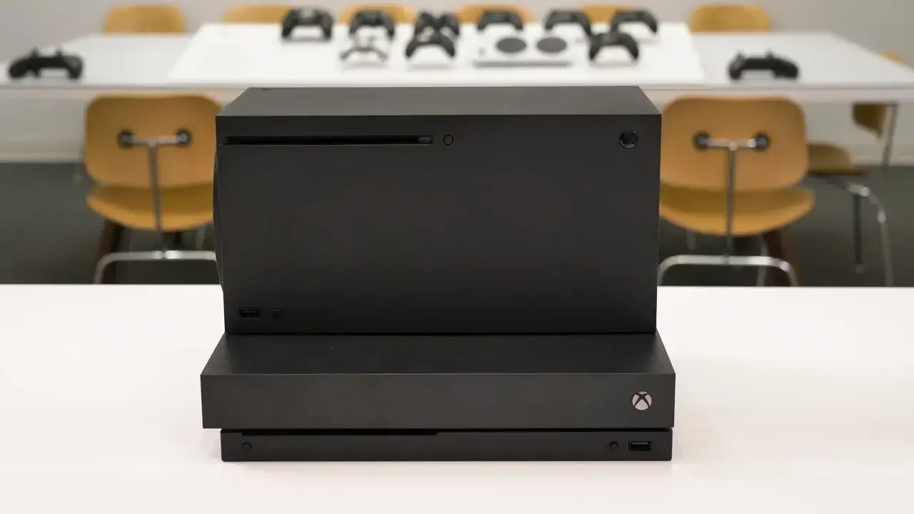 Xbox Series X i oryginalny Xbox obok siebie