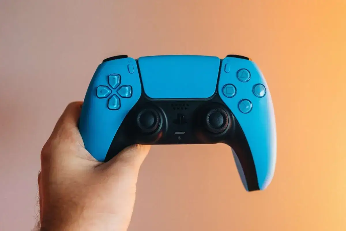 PlayStation 5 DualSense battery indicator on TV, Xbox controller battery icon on TV, Nintendo Switch Joy-Con battery on home screen